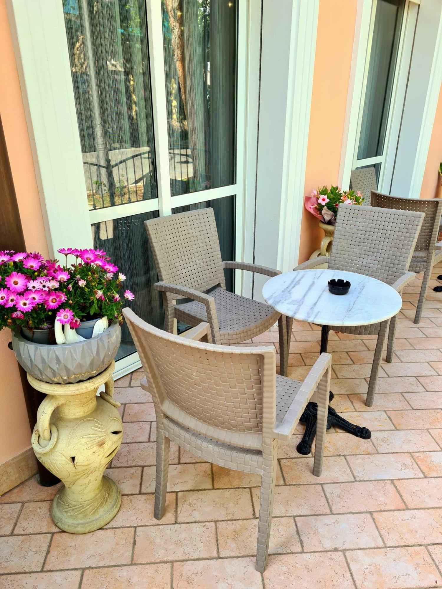 Hotel Laura Cesena Bagian luar foto